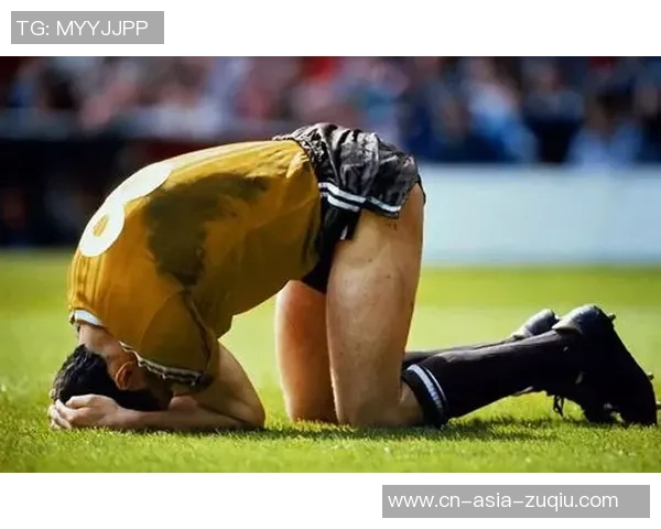 足球比赛中意外事件频发一名球员被踢中下体引发热议